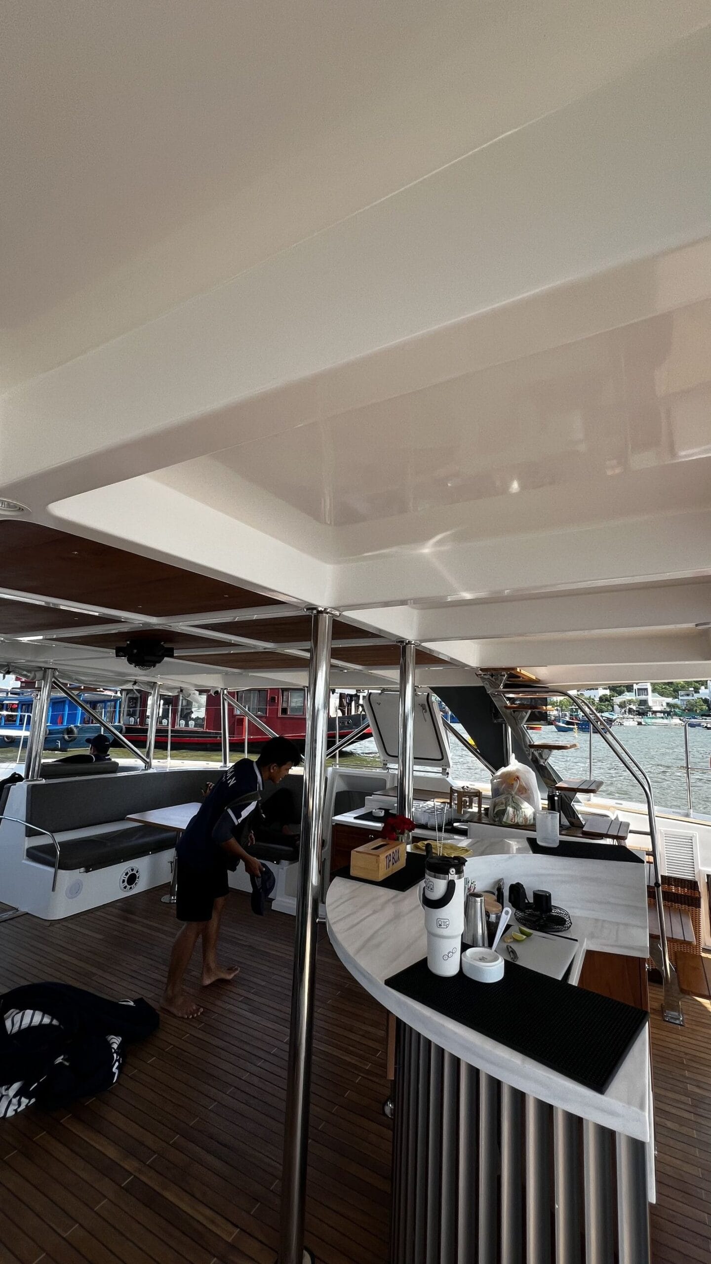 Khu vực quầy bar và boong sau du thuyền Marmoris 88 tại marina Nha Trang