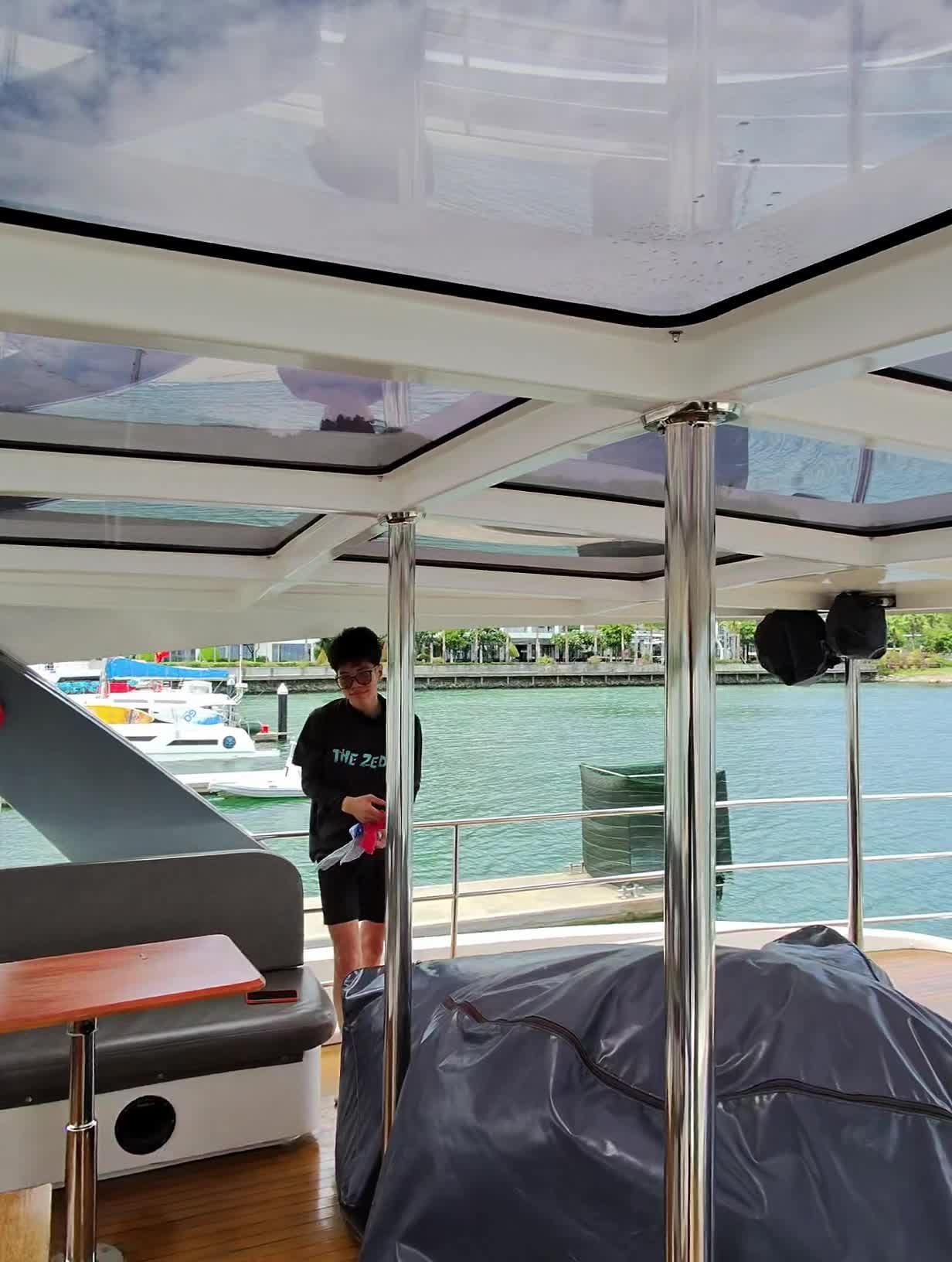 Kỹ thuật viên NHK Stage kiểm tra hệ thống trong quá trình thi công đèn LED trên boong du thuyền Marmoris Yachting