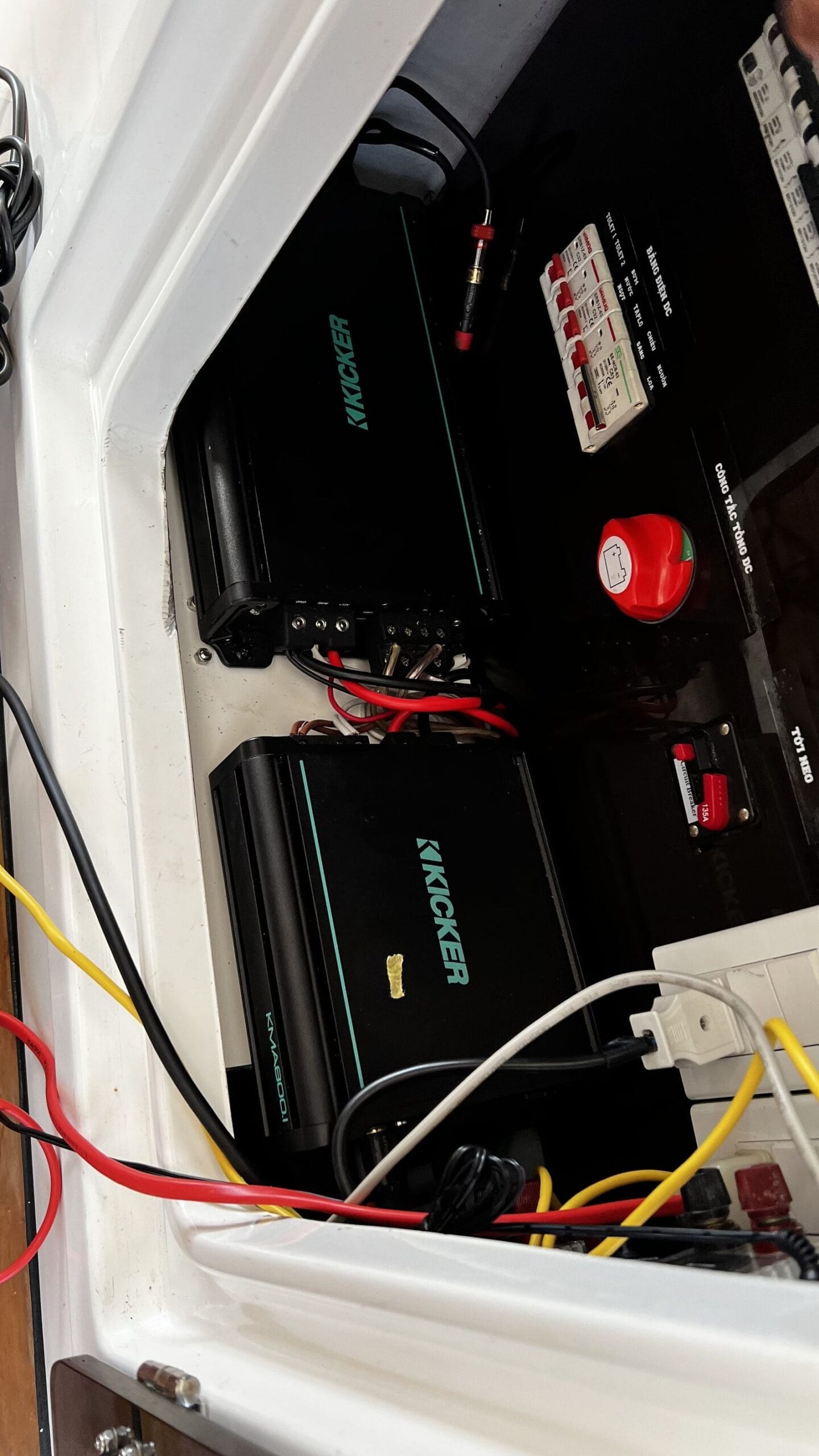 Cụm amplifier Kicker chuẩn hàng hải được đấu nối trong hệ thống âm thanh du thuyền Marmoris 88