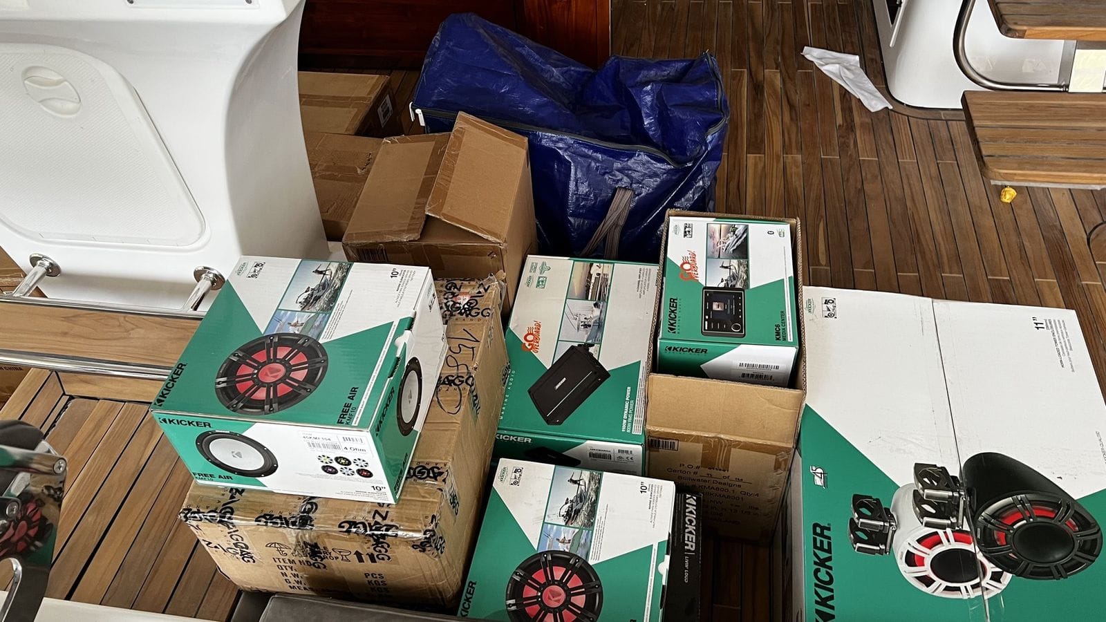 Thiết bị loa Kicker chuẩn hàng hải được tập kết trên boong trước khi lắp đặt cho du thuyền