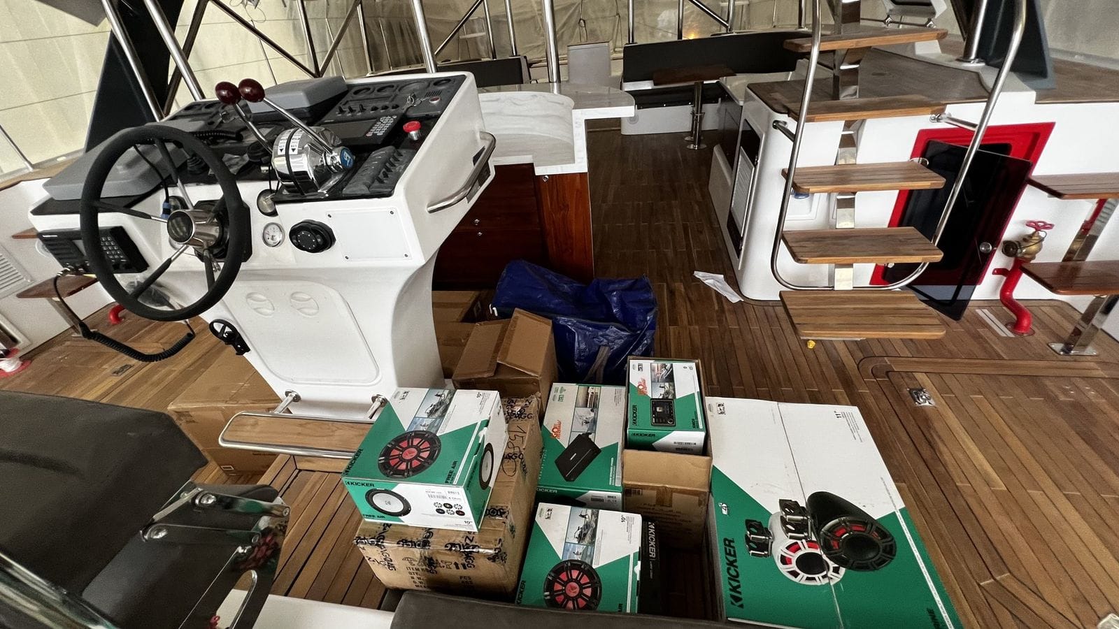 Thiết bị âm thanh Kicker tập kết tại khu vực cabin lái du thuyền trước khi thi công