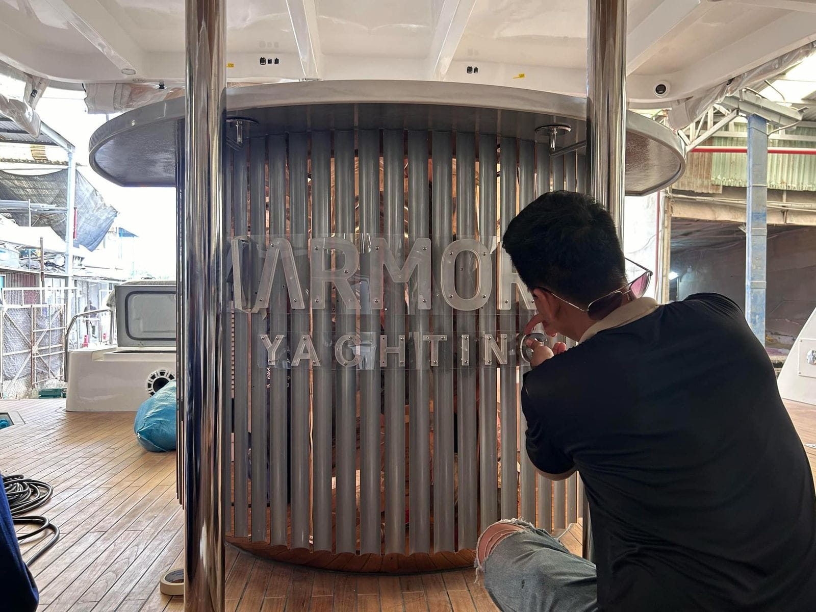 Lắp đặt bảng hiệu LED thương hiệu Marmoris Yachting tại quầy bar trung tâm trên du thuyền