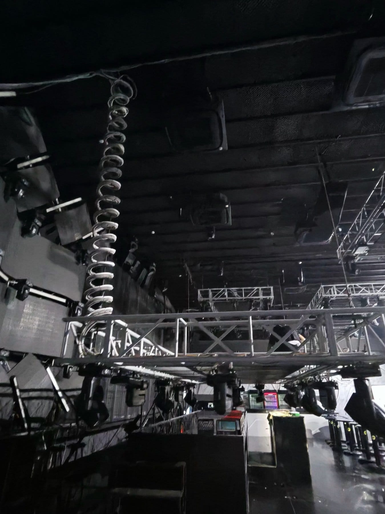 Hệ thống truss và motor tời nâng hạ thiết bị ánh sáng trên trần sân khấu BUSAN Club