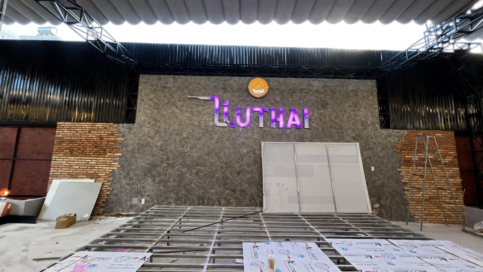 Khảo sát vị trí lắp biển hiệu và dàn truss ánh sáng sân khấu LIU THÁI Nha Trang