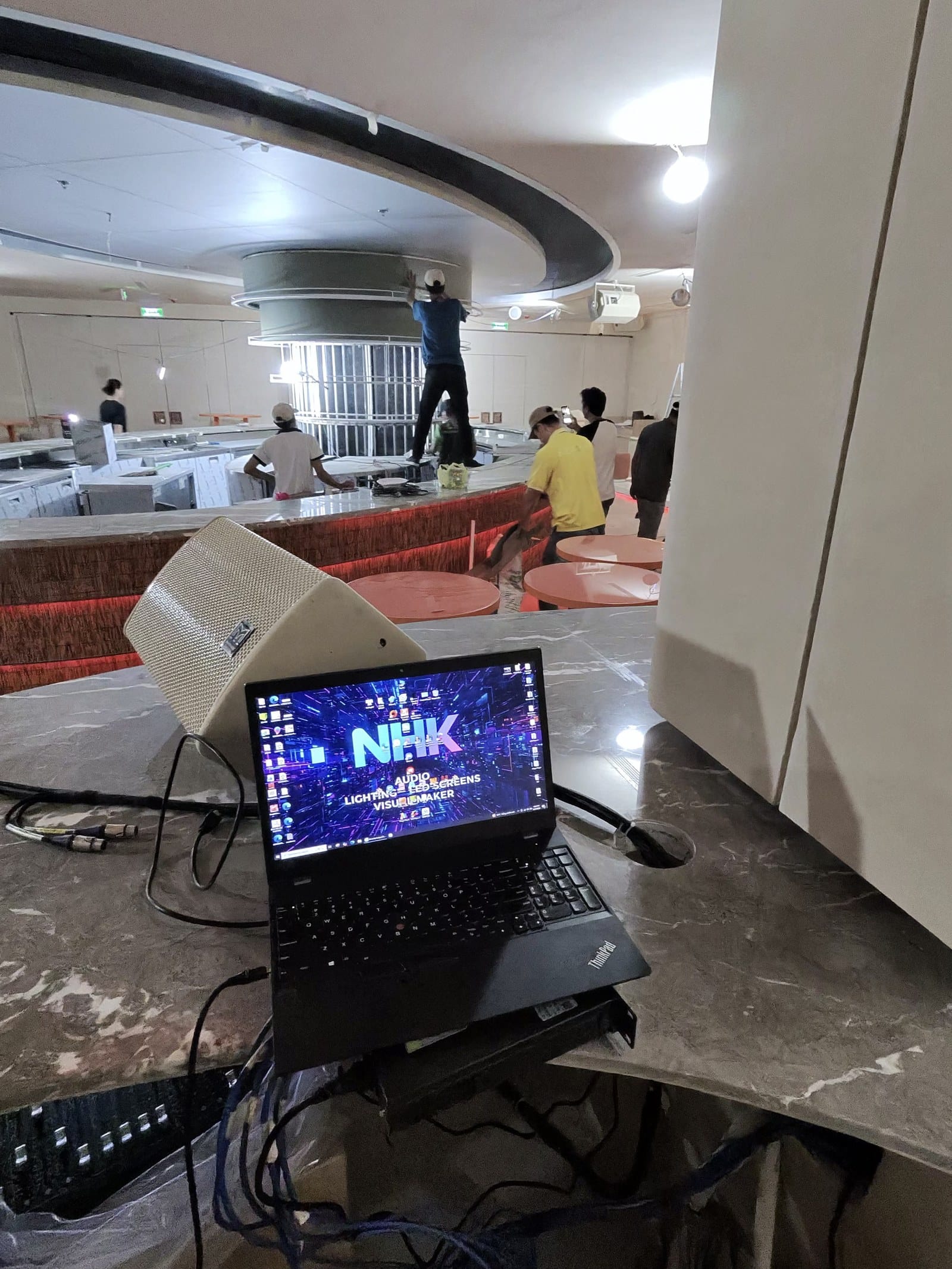 Kỹ thuật viên NHK Stage lắp đặt màn hình Ring LED khu vực quầy bar NOA by Hybrid Nha Trang