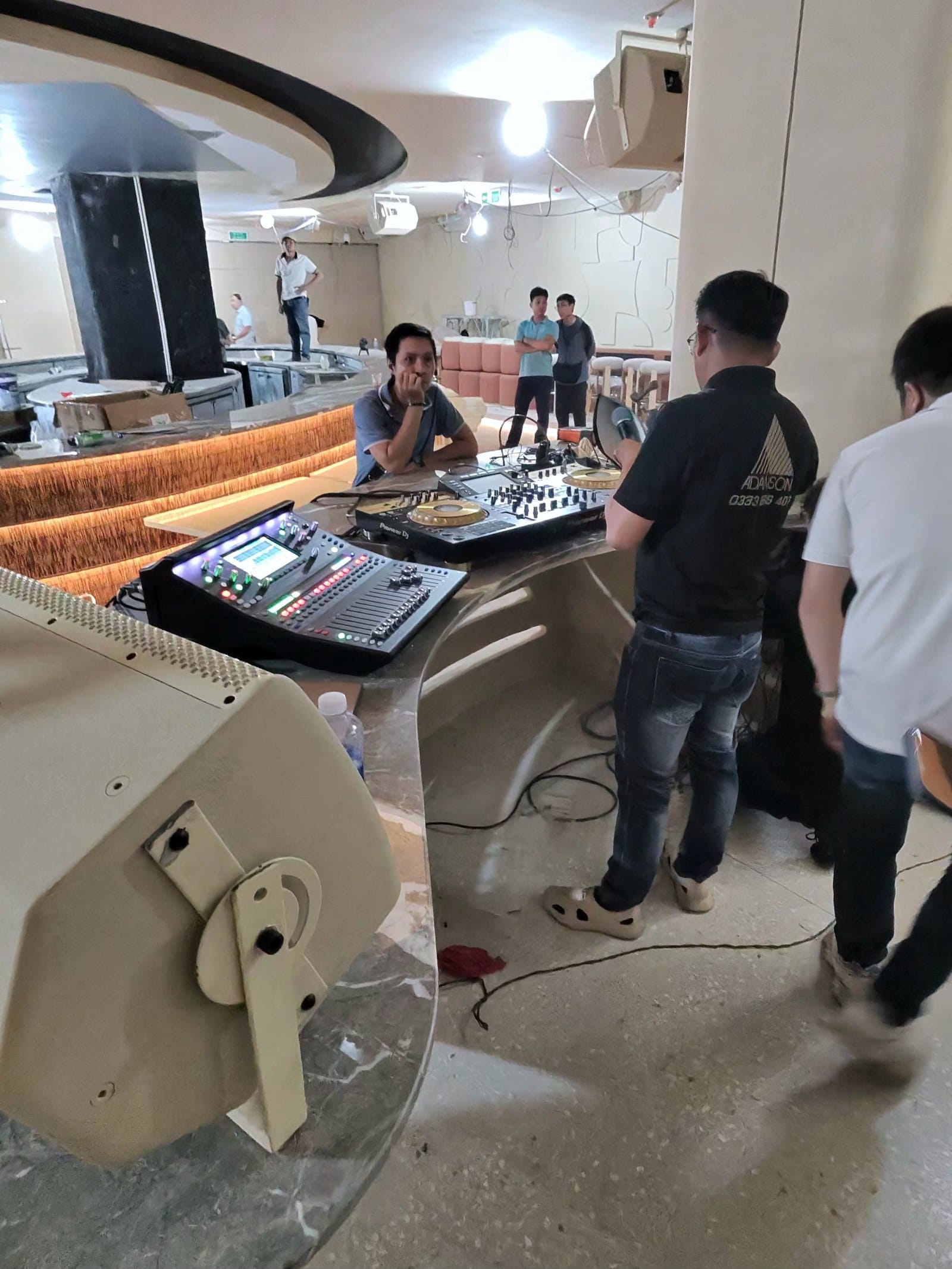 Lắp đặt và kiểm tra thiết bị âm thanh, mixer tại DJ Booth NOA by Hybrid Nha Trang