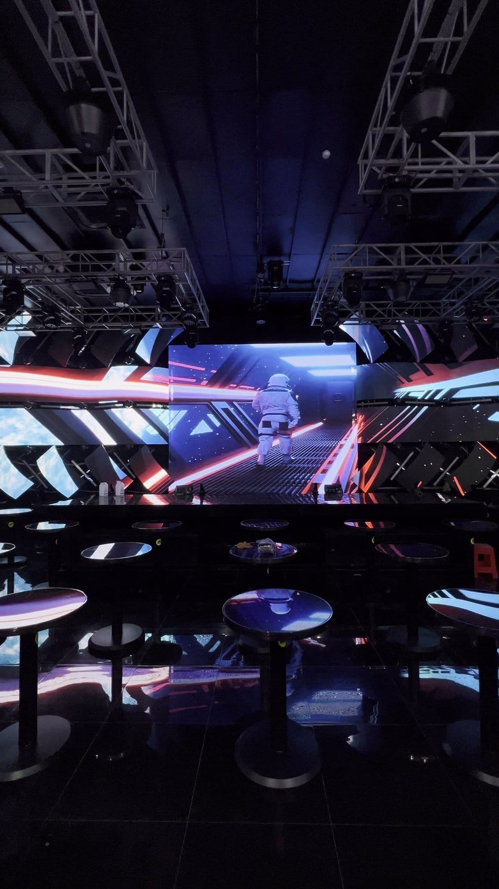 Toàn cảnh hệ thống màn hình LED sân khấu và dàn truss ánh sáng tại BUSAN Club Cần Thơ