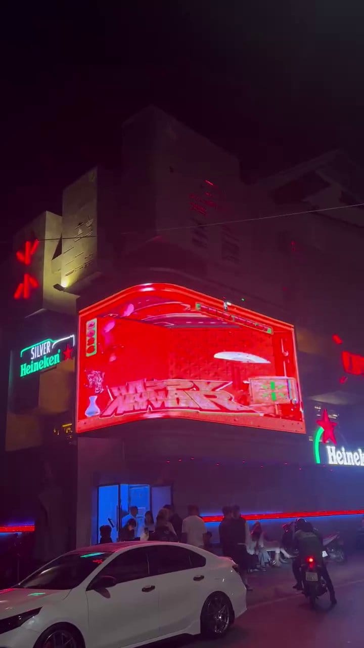 Màn hình LED cong Omega Club Đà Lạt trình chiếu visual tông đỏ - NHK Stage