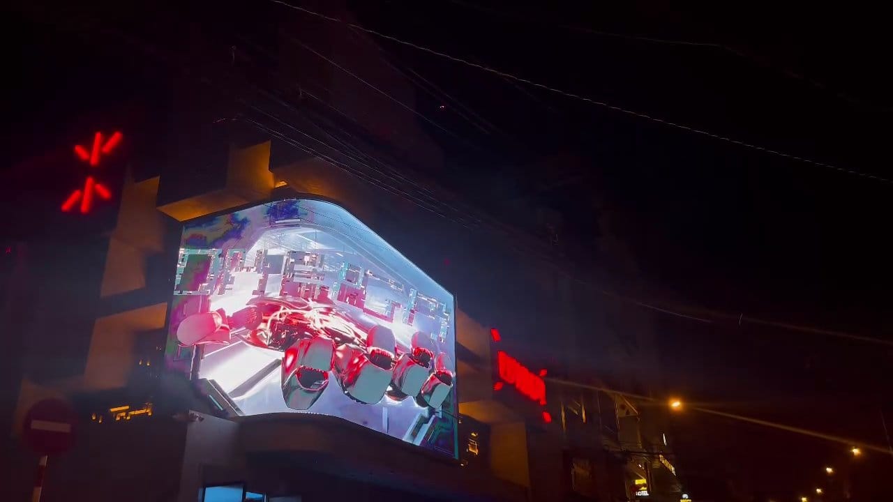 Màn hình LED cong Omega Club Đà Lạt trình chiếu visual đỏ xanh - NHK Stage