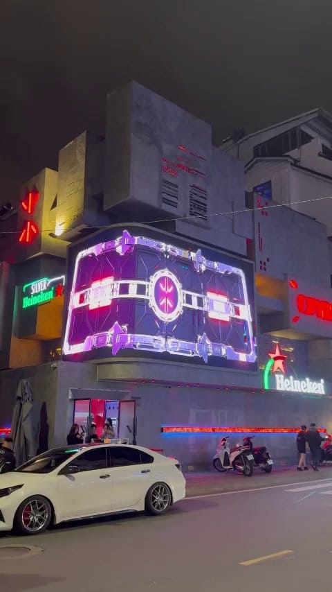Màn hình LED cong 90 độ Omega Club Đà Lạt trình chiếu visual tông tím - NHK Stage