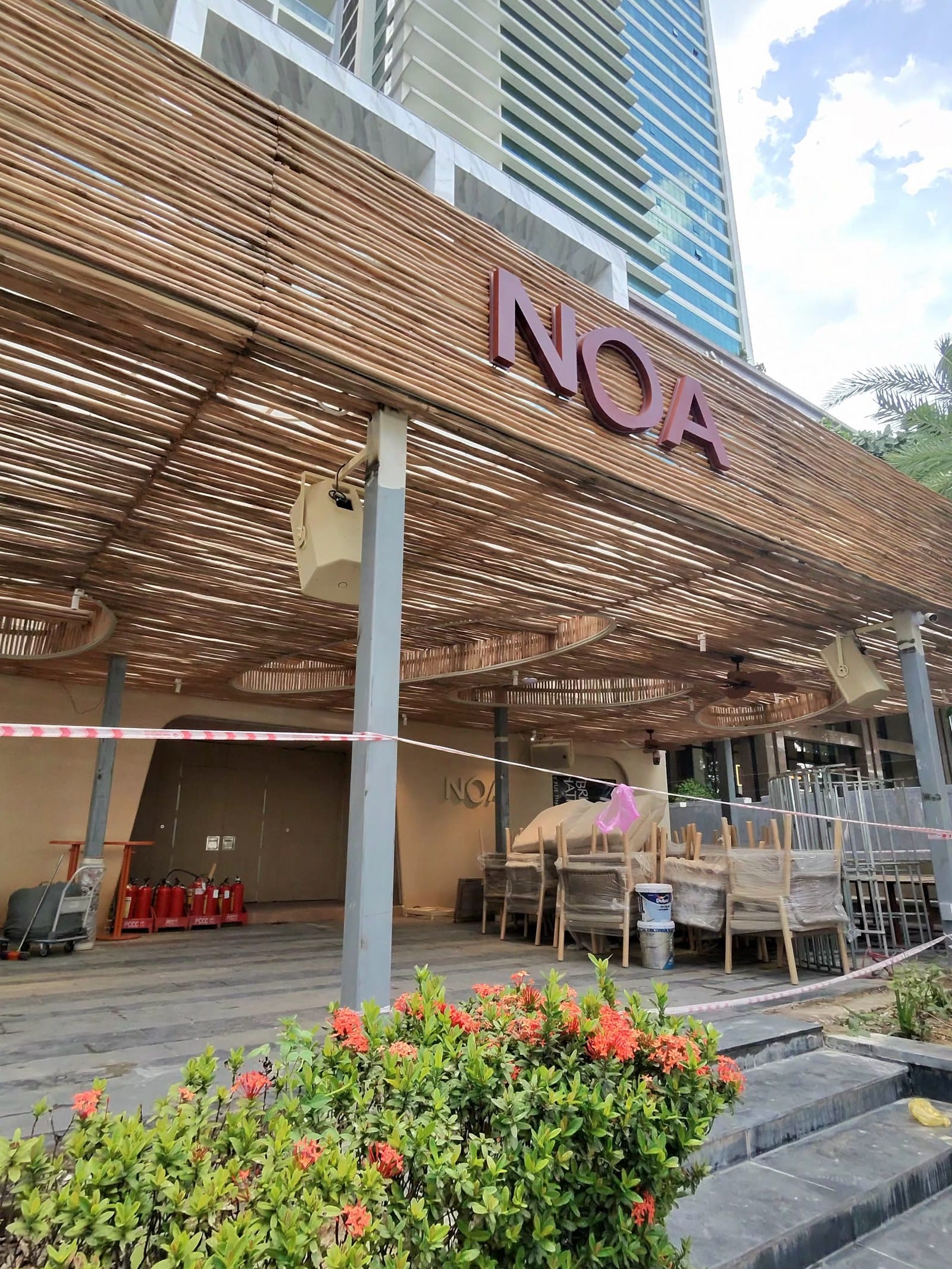 Mặt tiền NOA by Hybrid - Social Club by the Sea tại Nha Trang trong giai đoạn hoàn thiện thi công