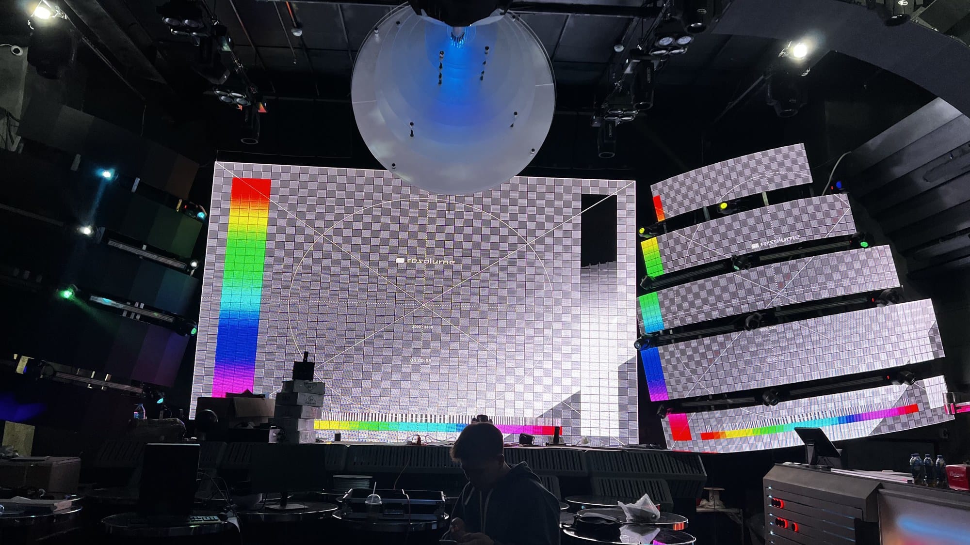 Mapping và hiệu chỉnh màn hình LED cong 90 độ bằng phần mềm Resolume tại Omega Club Đà Lạt