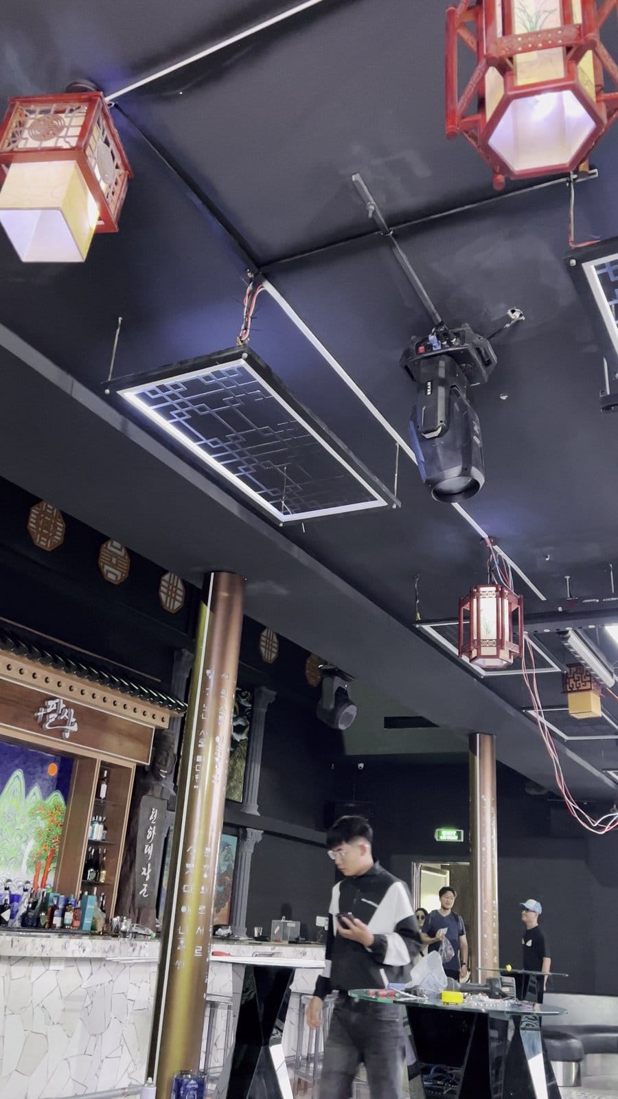 Lắp đặt đèn Moving Head trên hệ khung trần khi thi công ánh sáng sân khấu Bar Club