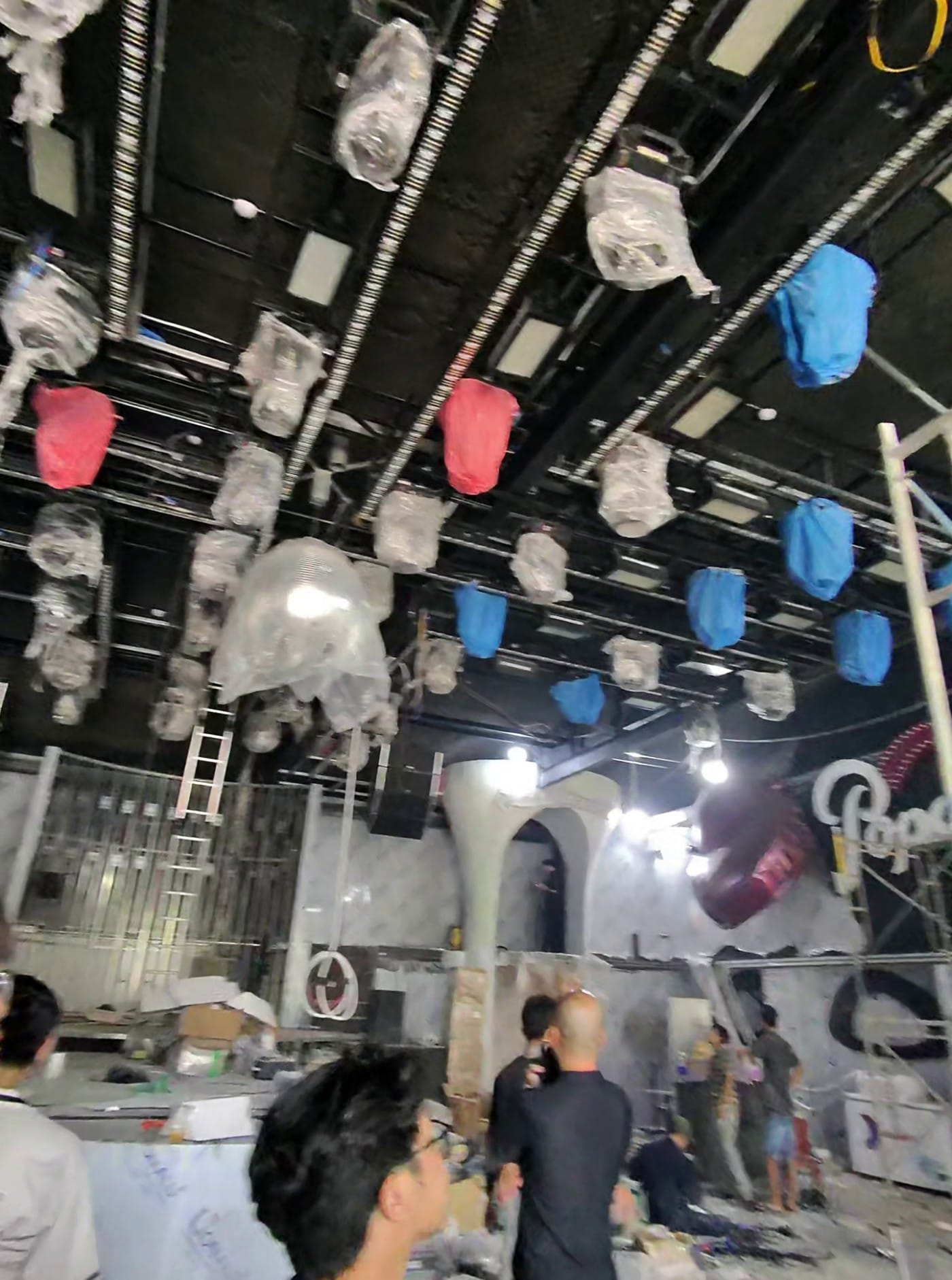 Đội ngũ NHK Stage giám sát thi công lắp đặt hệ thống trang trí và đèn sân khấu tại SpaceX 717