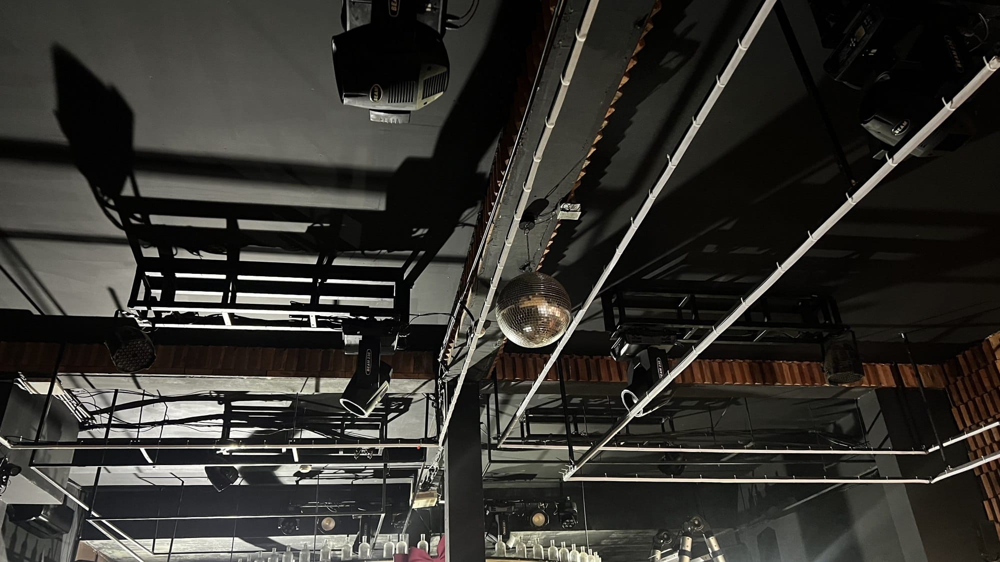 Hệ khung sắt và ống LED Madrix lắp dọc trần Donquixote Đà Lạt cùng đèn Beam và quả cầu disco