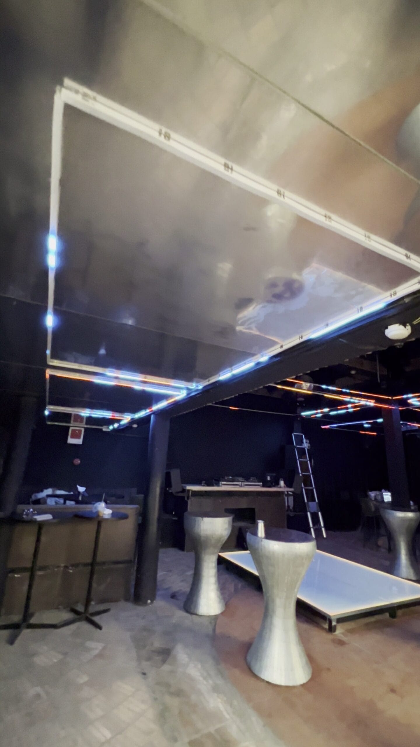 Khung LED Madrix hắt trần đang được lắp đặt và test tại Donquixote Đà Lạt, có khói sân khấu