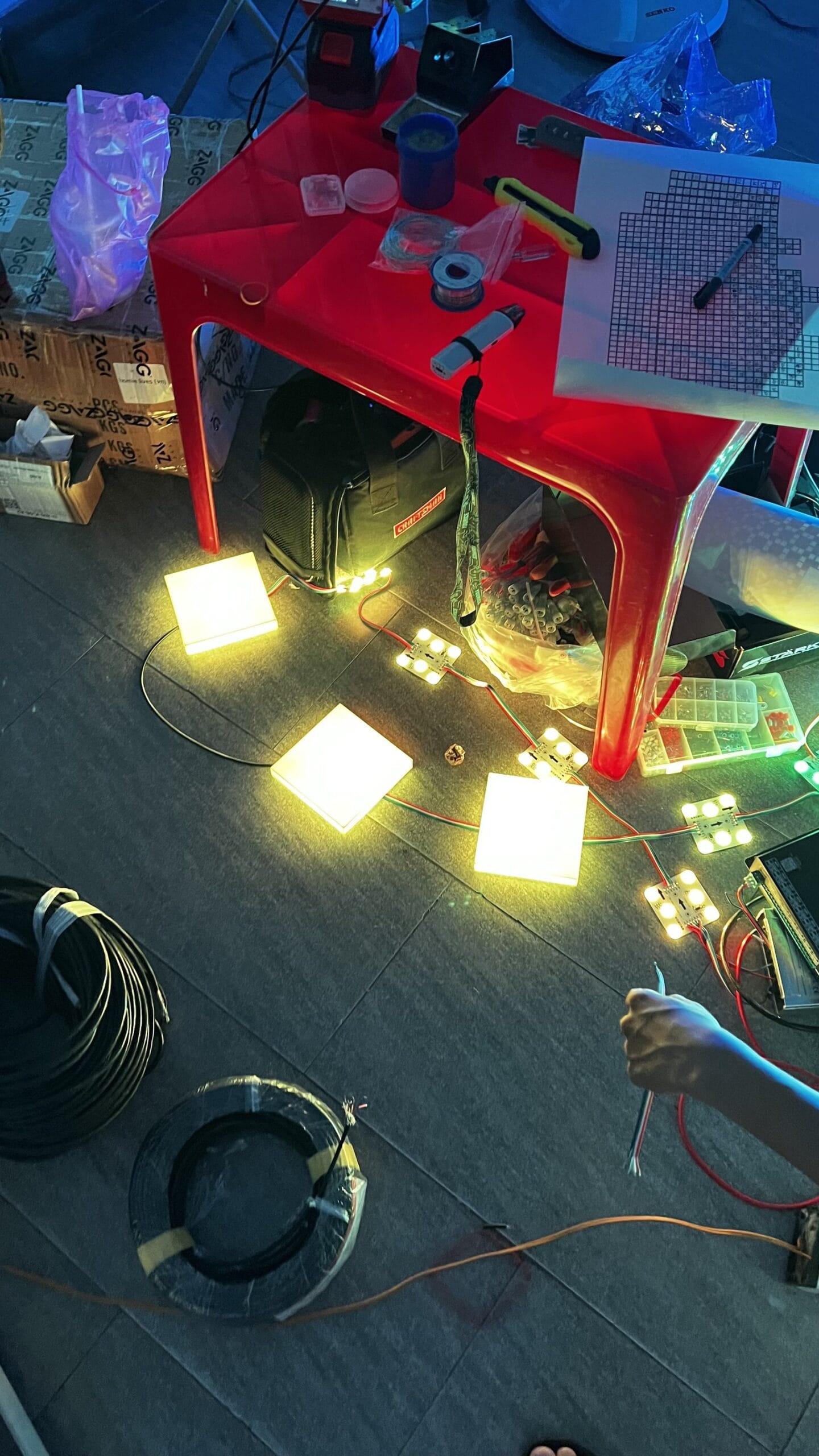 Kỹ thuật viên NHK Stage đấu nối module LED Madrix cho trần LIU THÁI Nha Trang