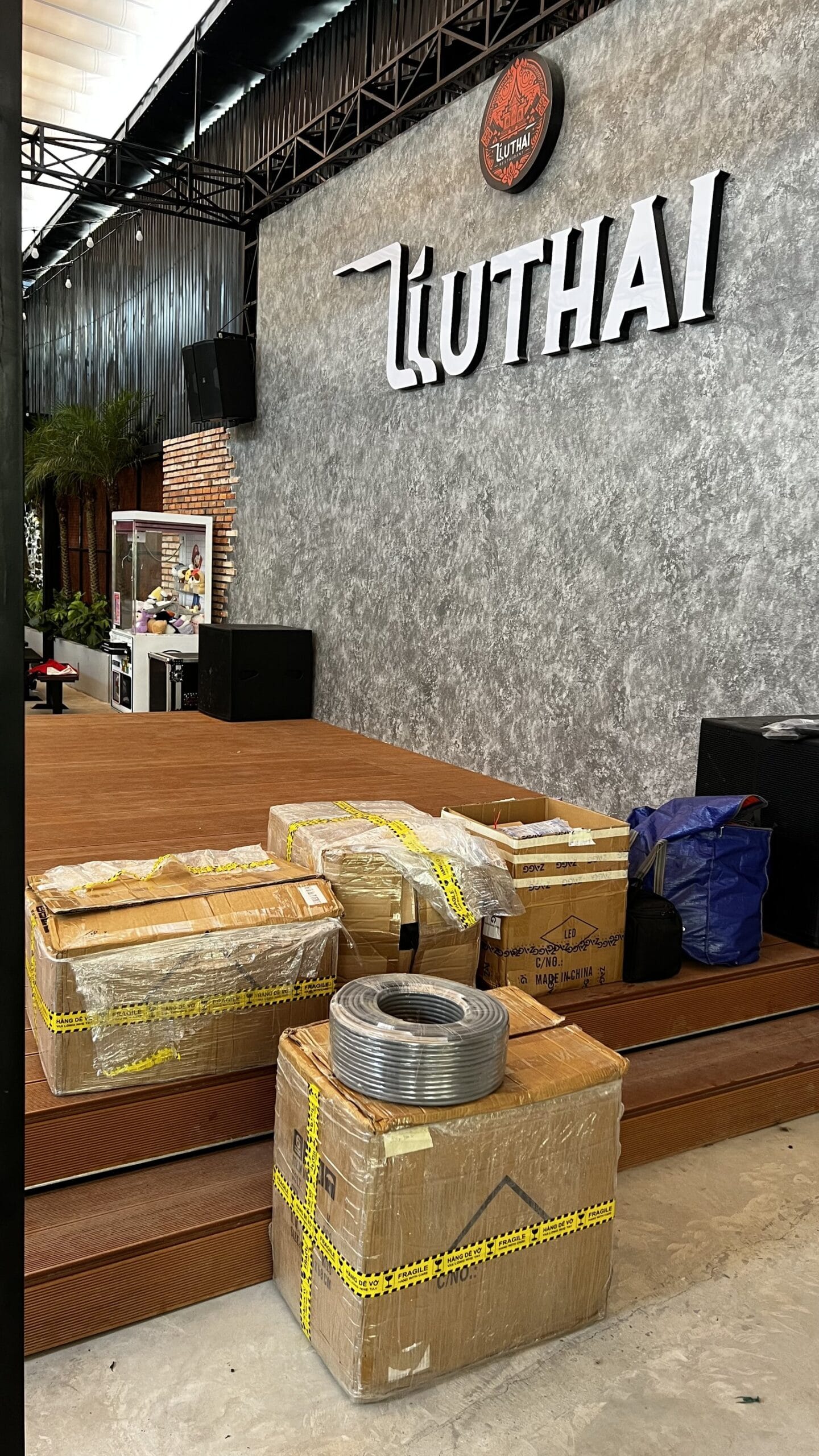 Vật tư thi công hệ thống âm thanh ánh sáng sân khấu tập kết cạnh biển hiệu LIU THÁI