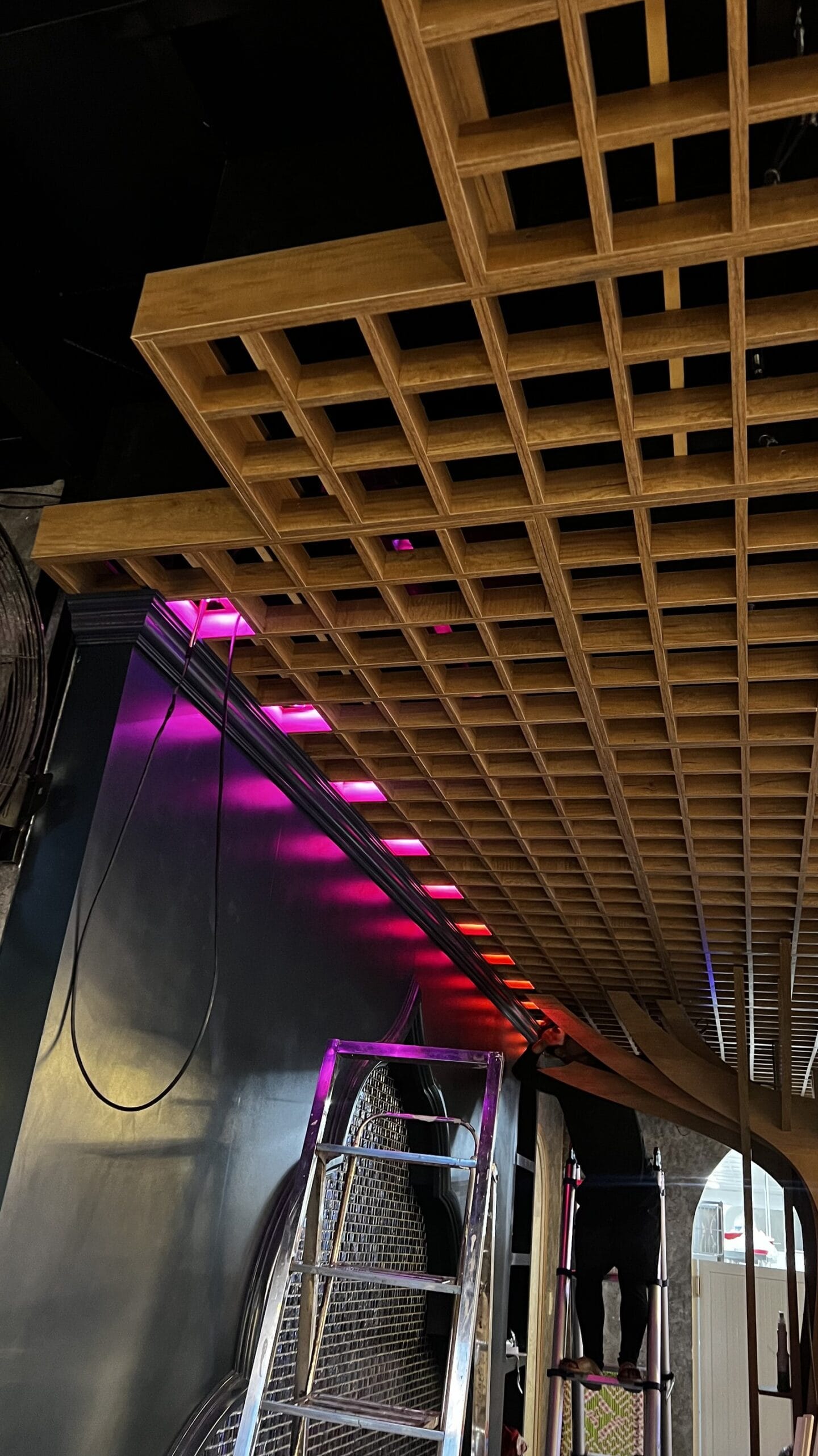 Thi công lắp đặt LED Madrix trần khu vực quầy thu ngân LIU THÁI Cao Văn Bé