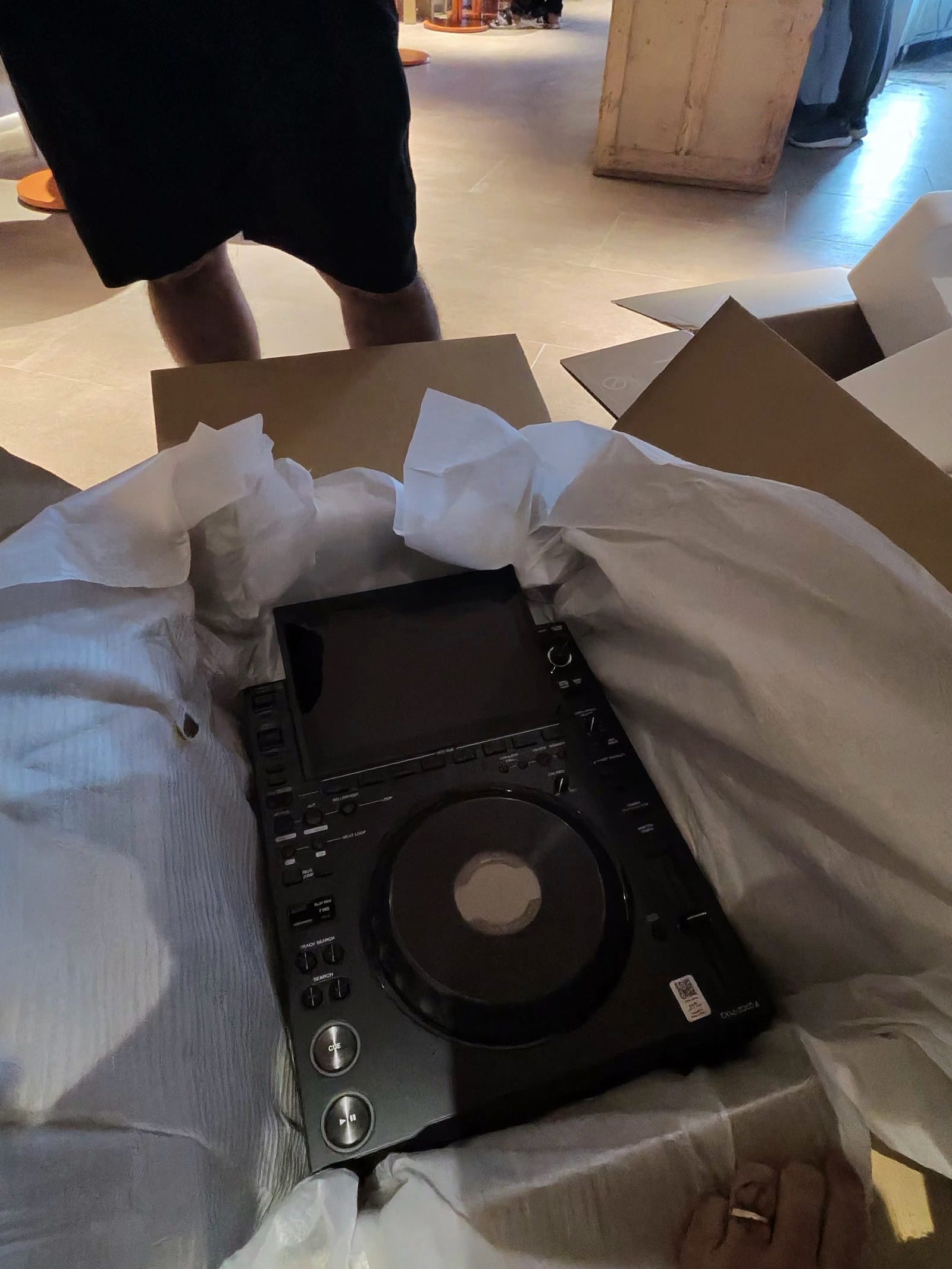Thiết bị điều khiển DJ mới được lắp đặt đồng bộ với hệ thống video visual LED NOA by Hybrid